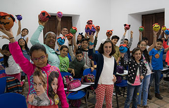 700 niños con caras de amor y diversión en actividades realizadas por UNIMAYOR