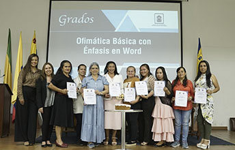 Mujeres de la tercera edad graduadas en manejo de Word e informática.