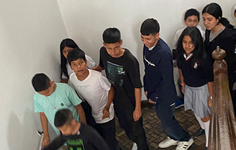 Estudiantes de inglés UNIMAYOR en Simulacro de Evacuación a Emergencia.