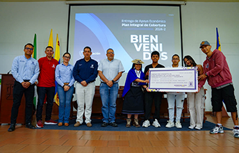UNIMAYOR entrega incentivo económico a sus estudiantes de cohortes especiales.