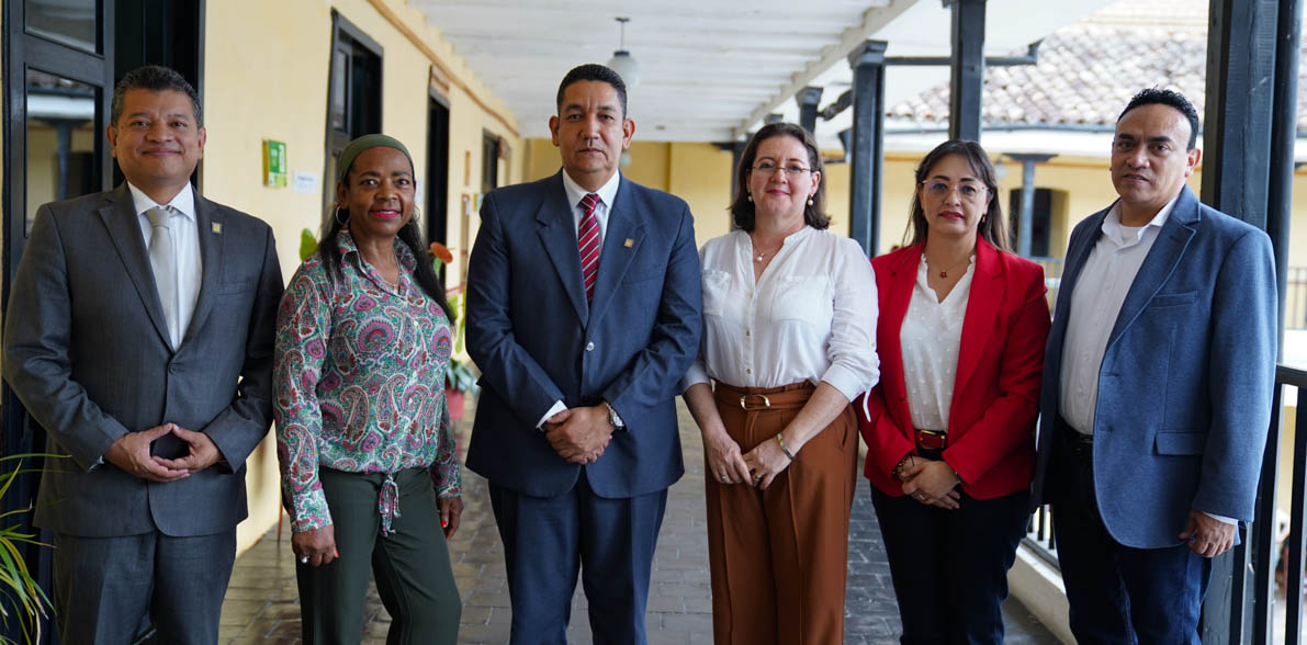 Posesionado Rector de UNIMAYOR 01