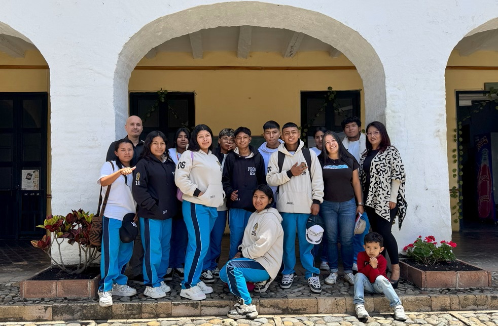 Estudiantes de zonas rurales visitan UNIMAYOR 01
