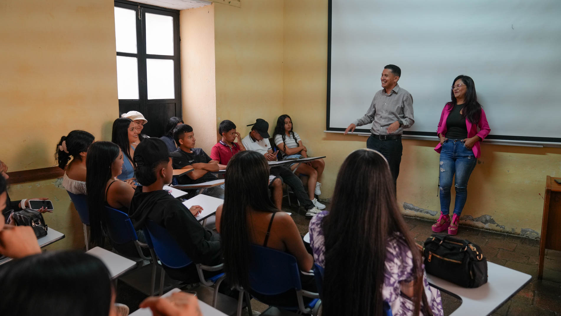Jóvenes de Argelia visitan UNIMAYOR 01
