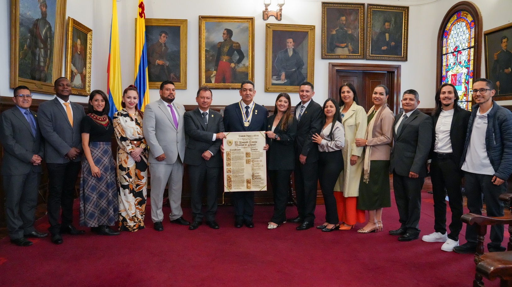 Rector UNIMAYOR recibe el Gran Escudo del Concejo Municipal 01