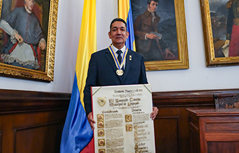 Rector de UNIMAYOR recibe el Gran Escudo del Concejo Municipal de Popayán.