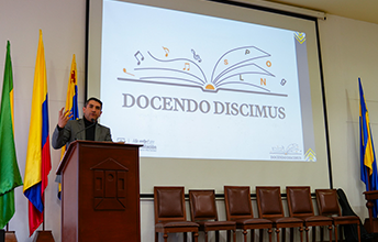 En evento ‘Docendo Discimus’, estudiantes comparten aprendizajes de prácticas pedagógicas.