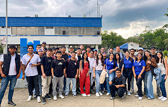 Estudiantes de Ingeniería UNIMAYOR fortalecen su formación en innovación tecnológica.