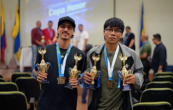 Emotiva ceremonia de premiación a ganadores de la Copa Honor UNIMAYOR 2025.